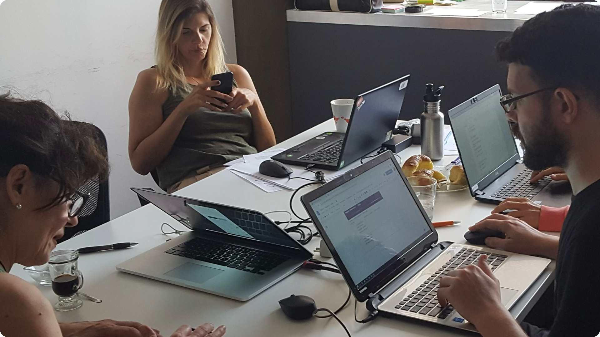 Sesión de trabajo del equipo de investigación